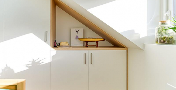 Fabrication d'un meuble sur mesure sous pente