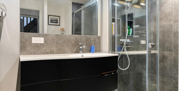 Rénovation salle de bain noire dans le Val d'Oise 95